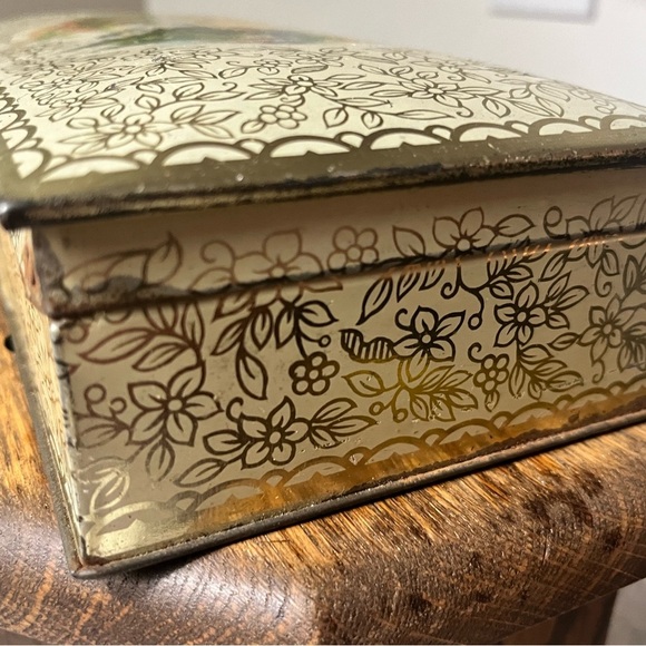Vintage Floral Tin Box with Elegant Lady Design - Picture 9 of 9